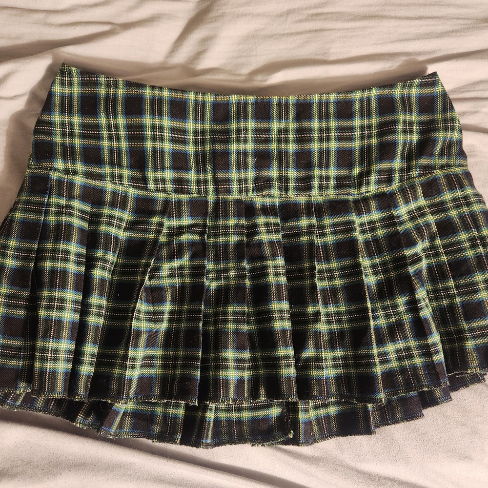 Tripp NYC Black and Green Pleated Mini Skirt
